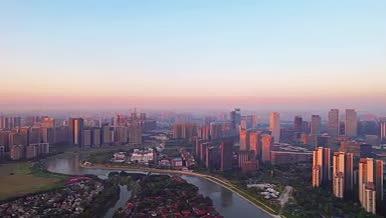 航拍被日出染红的城市建筑视频的预览图